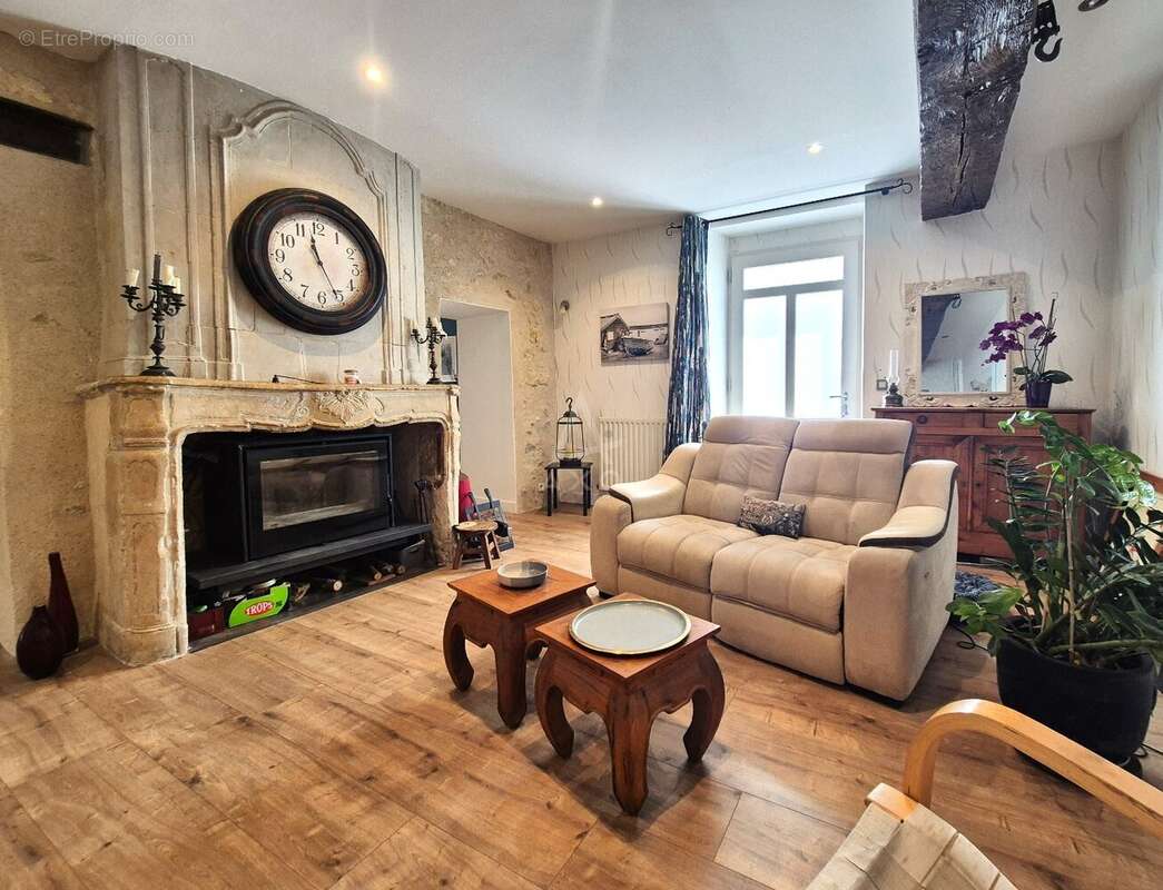 Maison de caractère rénovée avec grand jardin, garage et dépendances - photo 4