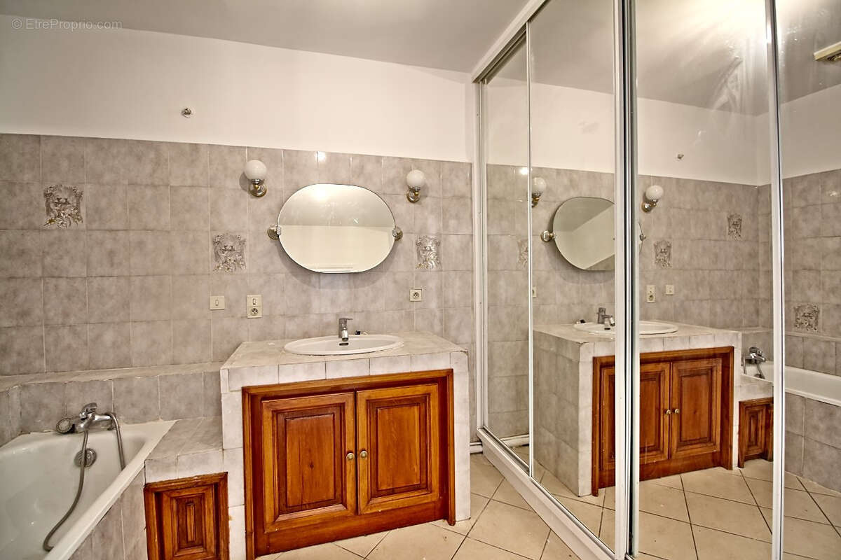 Appartement à MARSEILLE-1E
