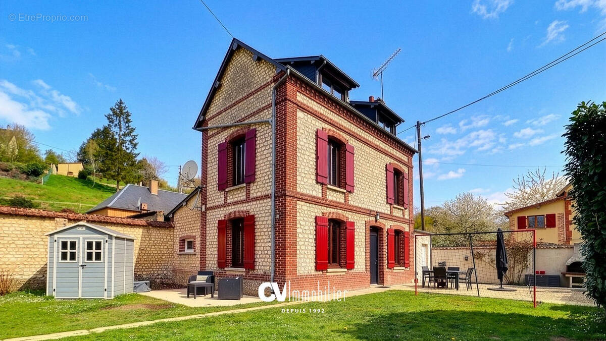 Maison à SAINT-ETIENNE-DU-VAUVRAY