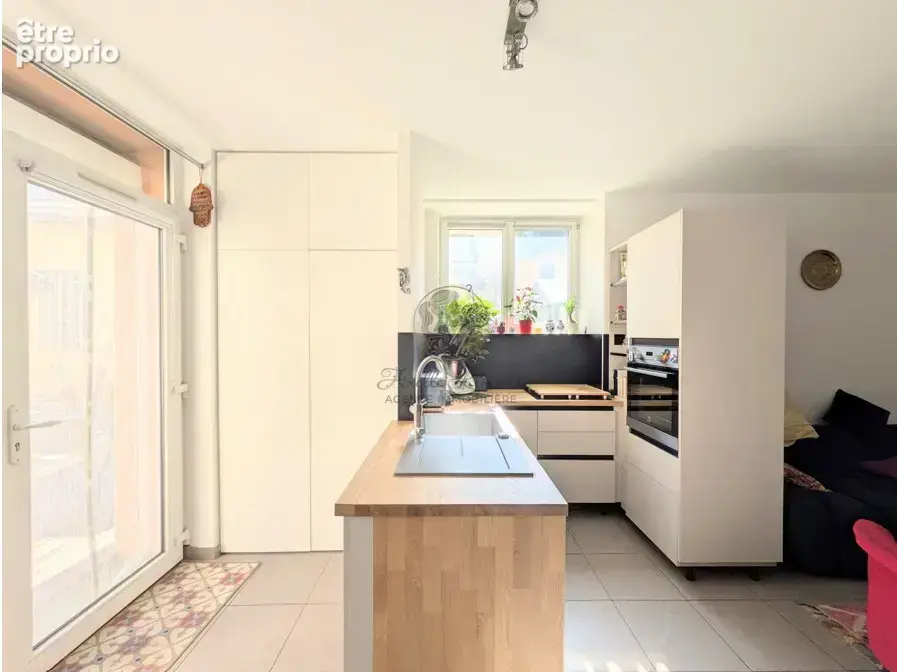 Appartement rénové avec terrasse, grande cour privative et stationnement à Sainte-Foy-lès-Lyon - photo 11