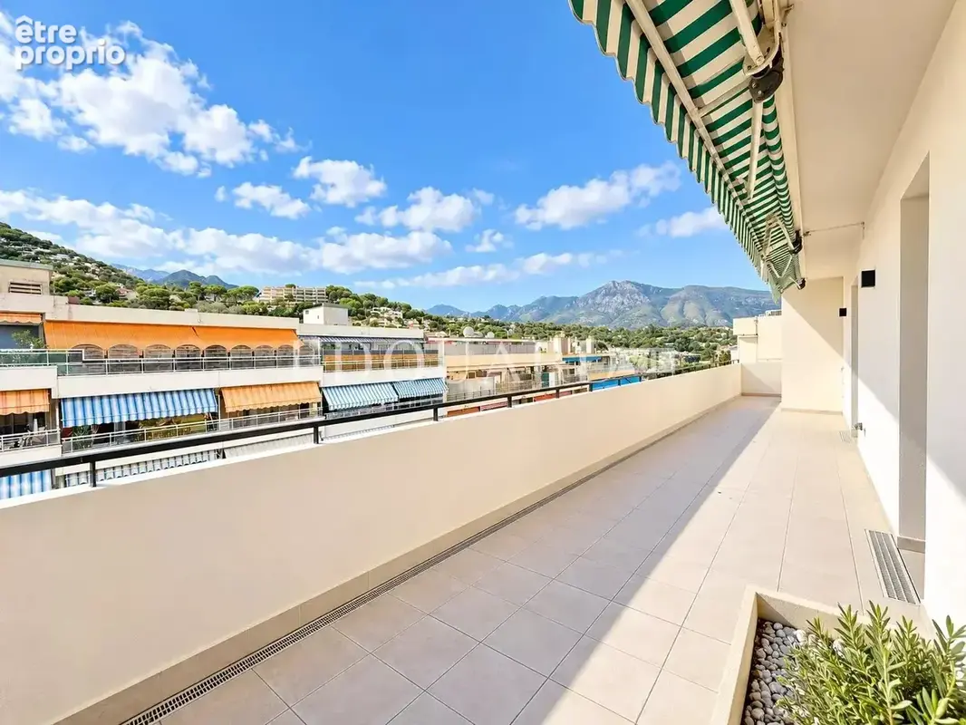 Somptueux quatre pièces à vendre avec belle vue sur la ville et la mer, en plein centre de Roquebrune Cap Martin - photo 23