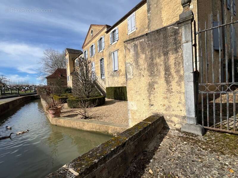 ELEGANT CHATEAU XVIIIs, sans travaux, sur 1 hectare clos de murs, jardin paysagé, chapelle, orangerie, dépendances, pour famille - photo 89
