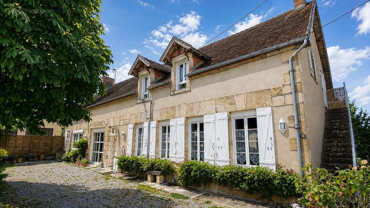 Maison à LE MONTET