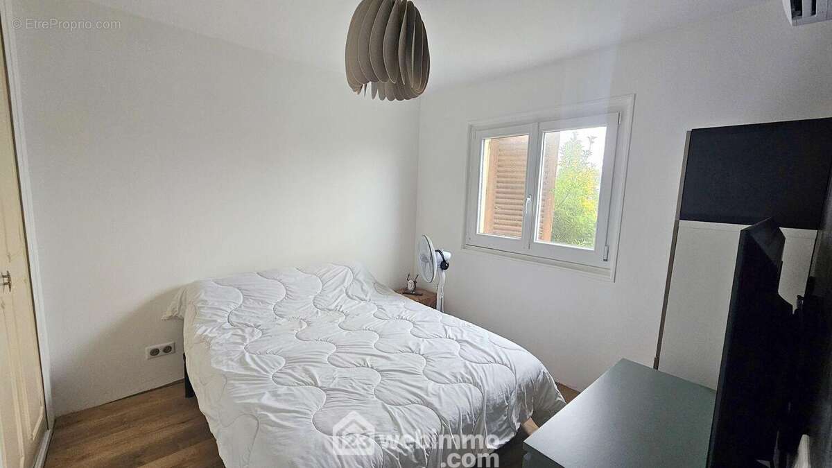 Une seconde chambre de 10 m² toute parquetée avec ses placards.