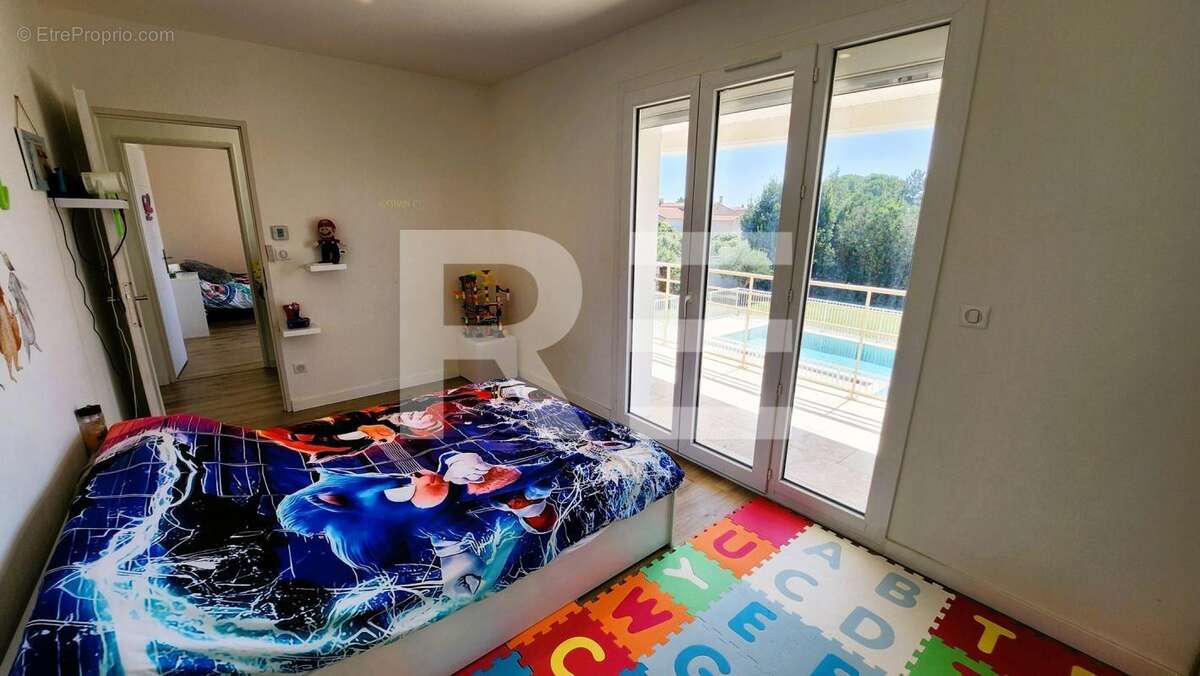 Maison à SAINT-CHAPTES