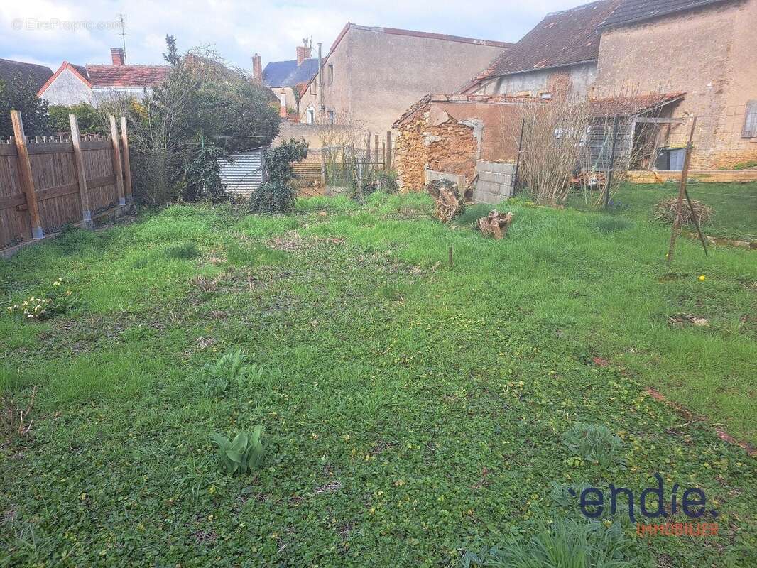 Maison à AINAY-LE-CHATEAU