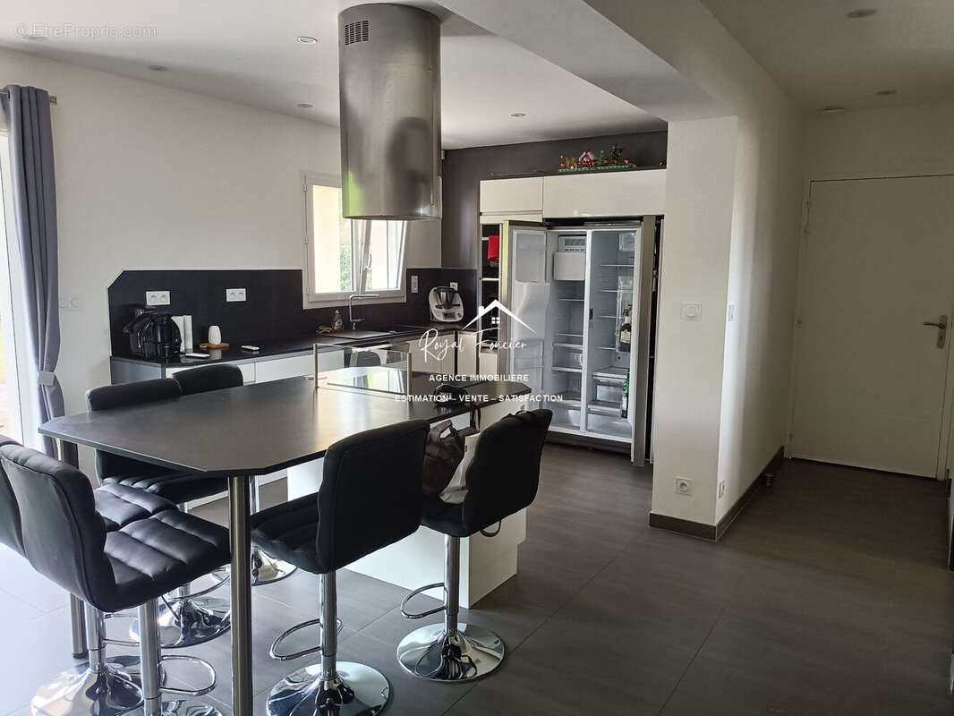 Cuisine aménagée et équipée - Maison à LA CELLE-SAINT-AVANT