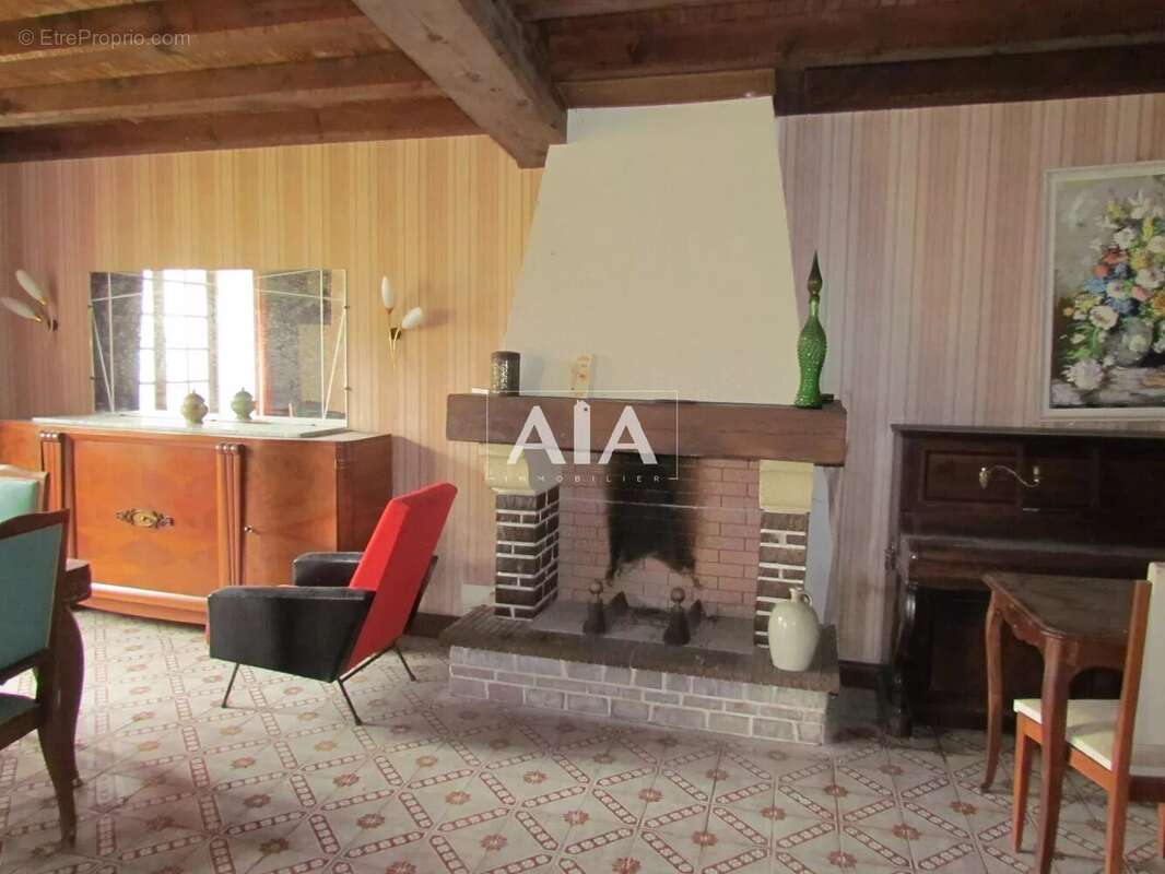 Maison à LES ADJOTS