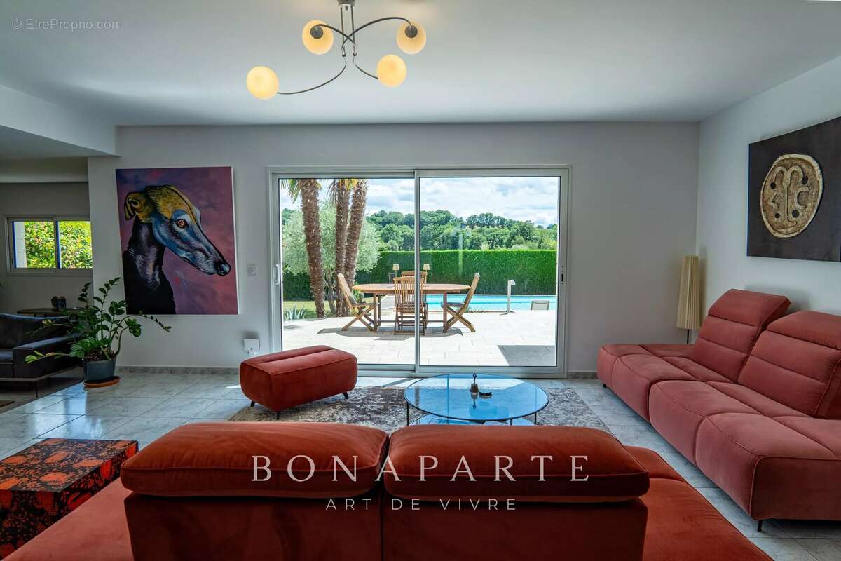 MONTARDON - Maison familiale rénovée avec piscine et vue dégagée - photo 3
