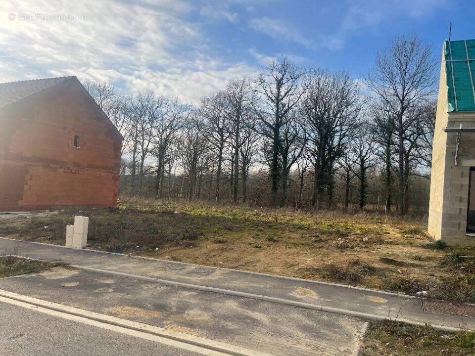 Terrain à COUILLY-PONT-AUX-DAMES