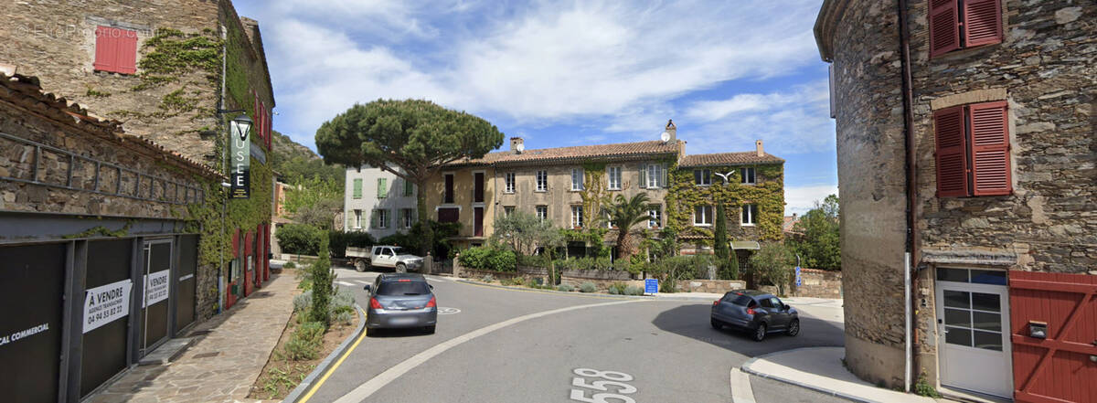 Parking à LA GARDE-FREINET