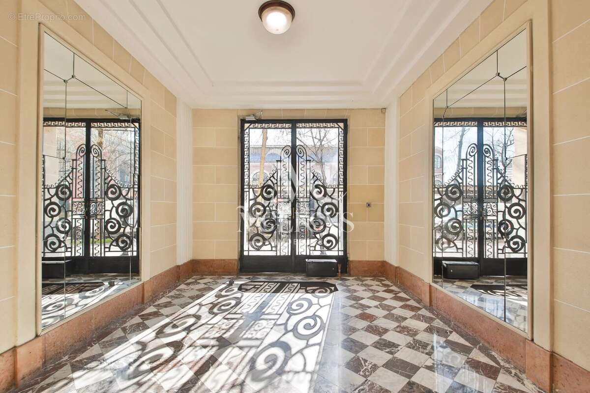 Appartement à PARIS-16E