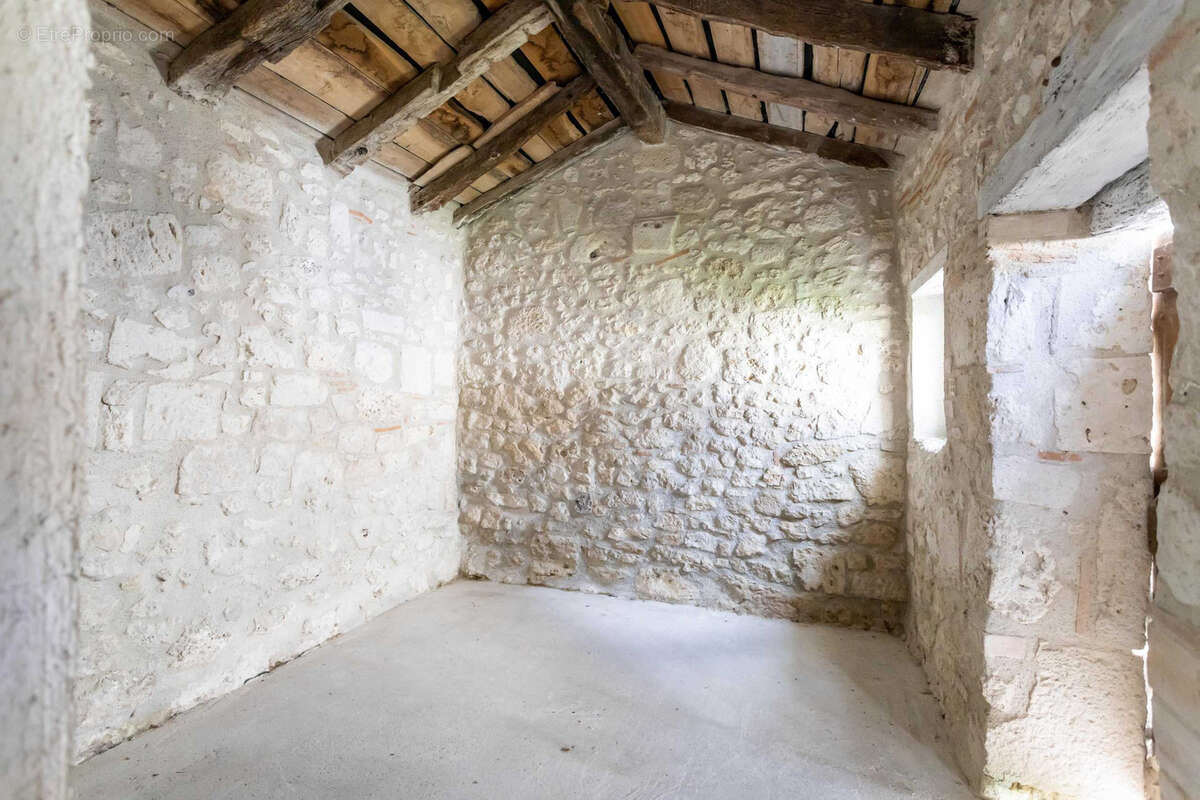 Country property with numerous outbuildings - photo 12