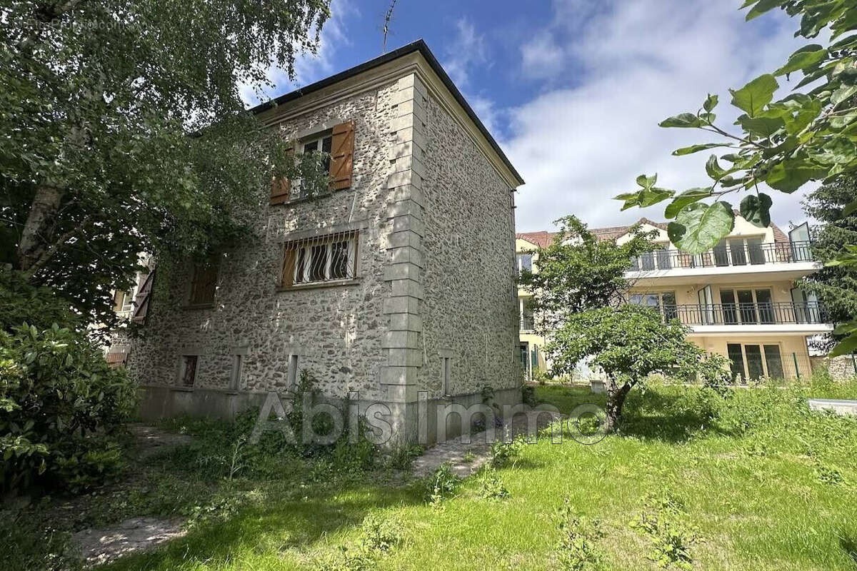 Maison à LE PERRAY-EN-YVELINES