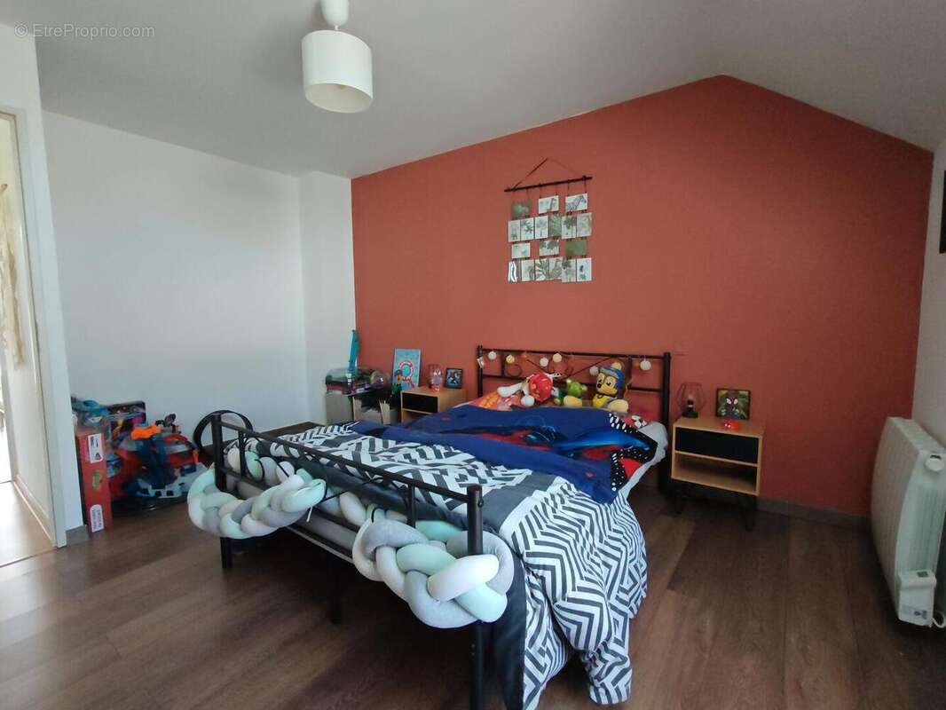 CH2 étage - Maison à HAUTEFORT