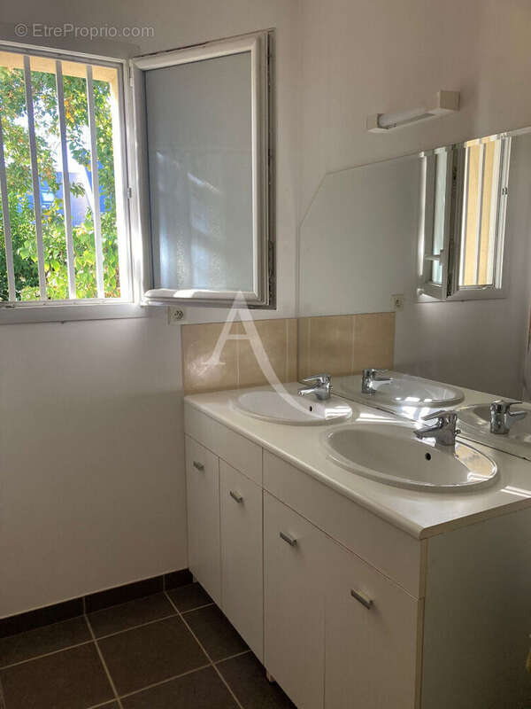 Maison à SAINT-CLEMENT-DE-LA-PLACE