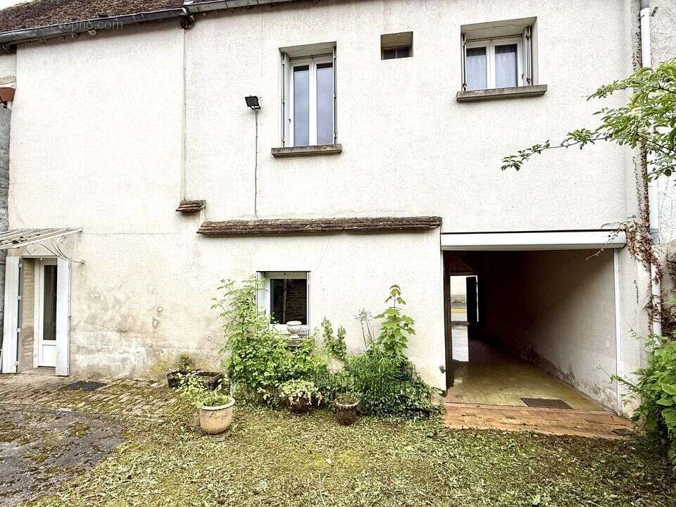 Maison de caractère avec dépendances et fort potentiel au - photo 3