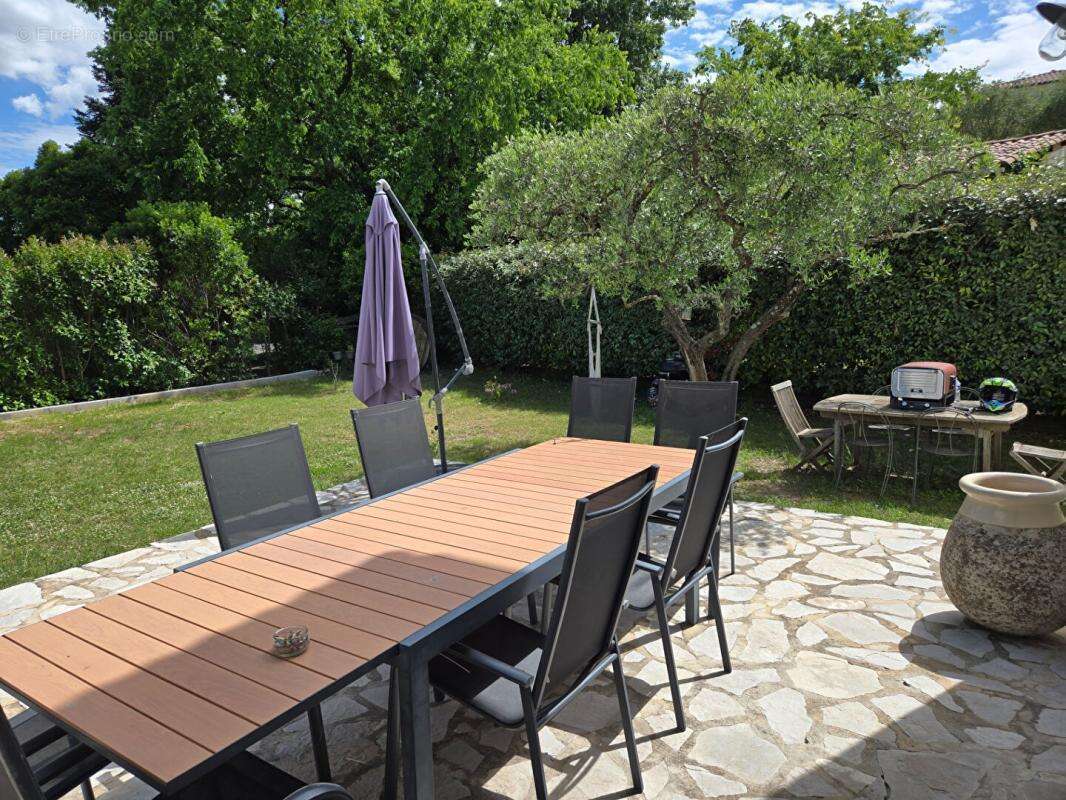 Villa de 124.7 M2 avec piscine et garage sur un terrain clos et arboré de 735 M2 au calme sans vis à vis - photo 5