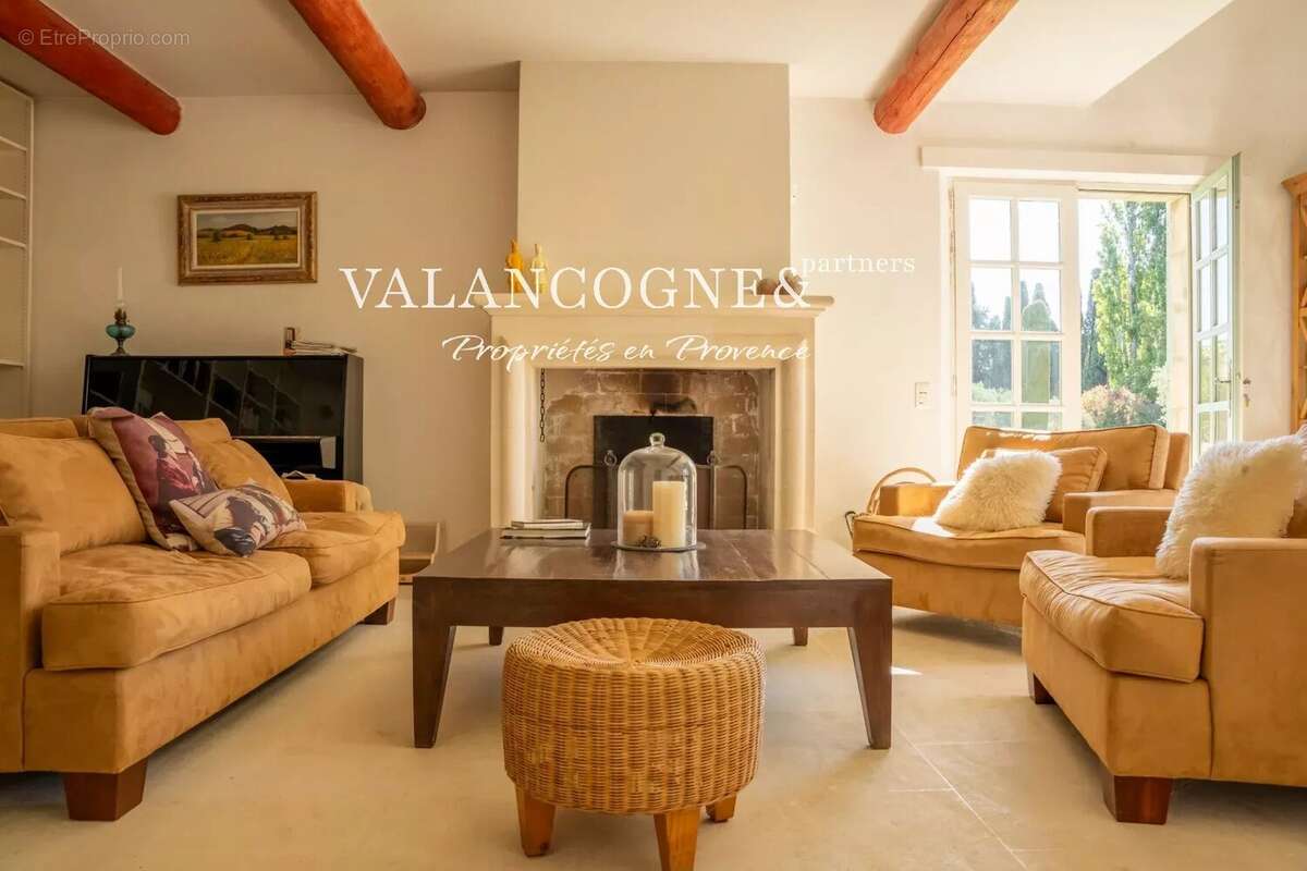 Mas Provençal de Charme avec Piscine et Tennis à Vendre - photo 10