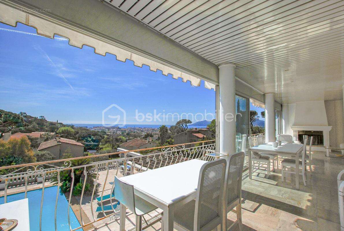 Vue mer panoramique – 320 m² – Maison, appartement et 3 studios indépendants – Piscine - photo 2
