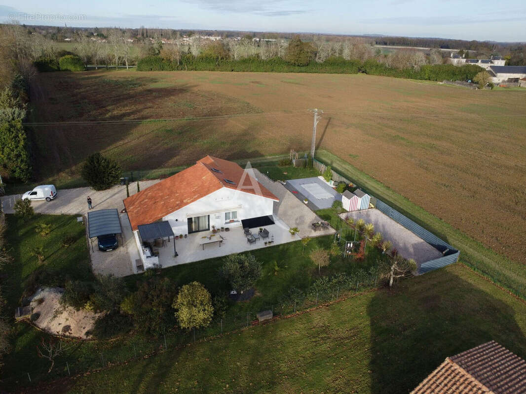 Maison à SAINT-GENIS-DE-SAINTONGE