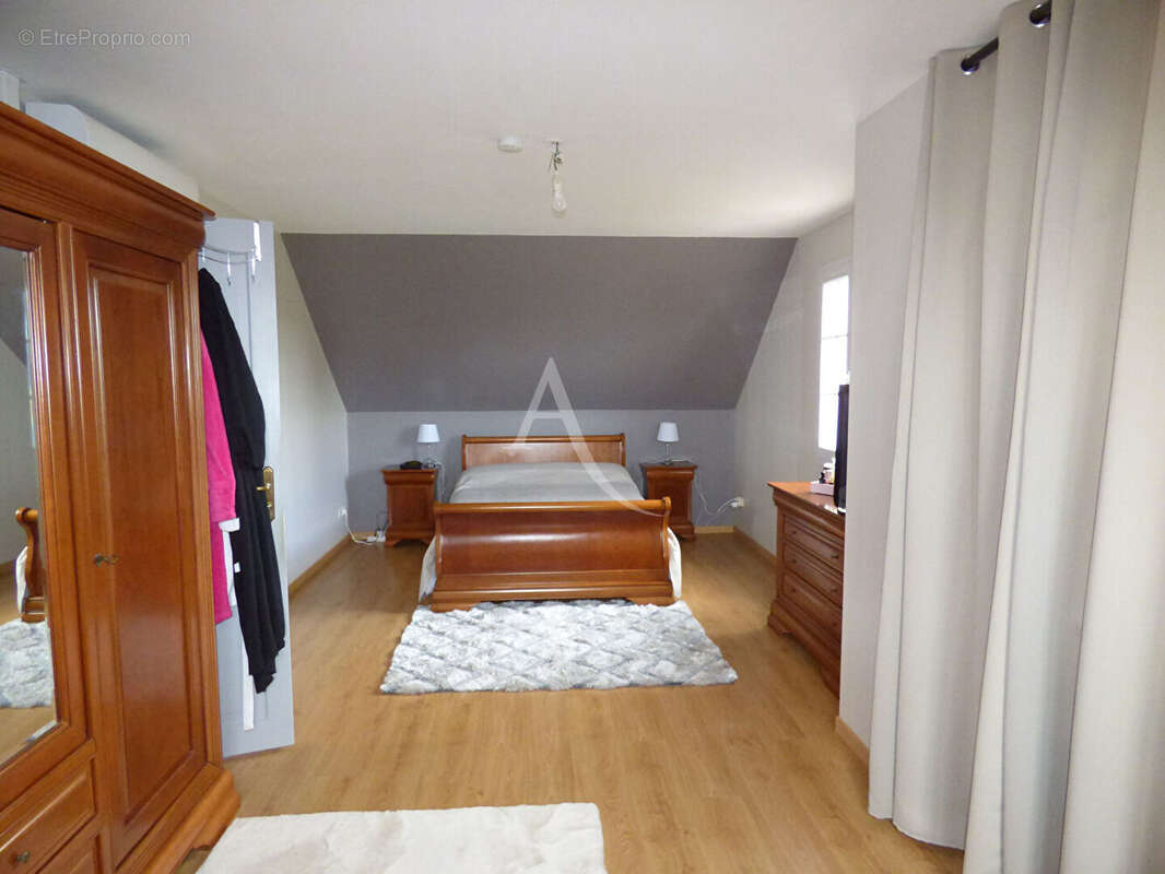 Maison à SAINT-DENIS-DE-L&#039;HOTEL