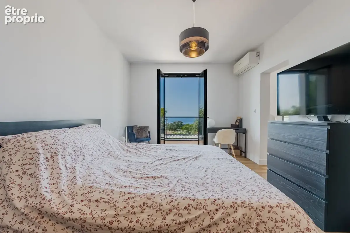 Villa rénovée à vendre avec jolie vue mer à Saint Raphaël , 4 chambres - photo 8
