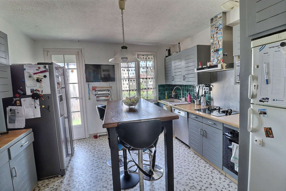 CHAMPFORGEUIL, maison familiale de 180 m² (6 chambres) avec terrain - photo 3