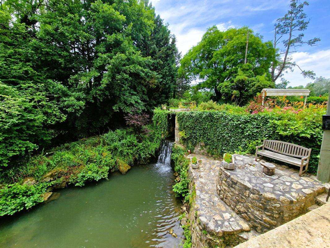 Moulin  XIIIème siècle restauré en bord de cascade - Exclusivité - photo 4