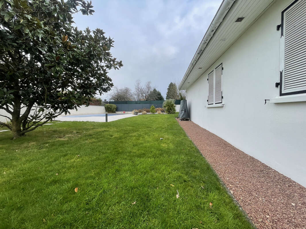 Maison à SAINT-GERMAIN-LESPINASSE