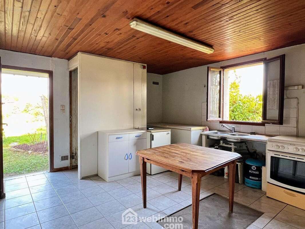 On trouve à proximité un cellier de 17 m² avec accès extérieur... - Maison à MURS-ERIGNE