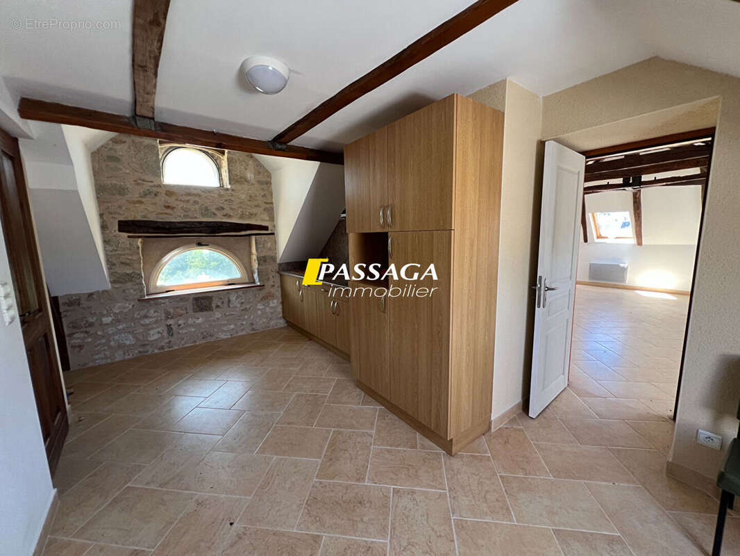 A VENDRE - Bel immeuble de rapport (4 appartements) avec terrain attenant - LAISSAC - photo 14