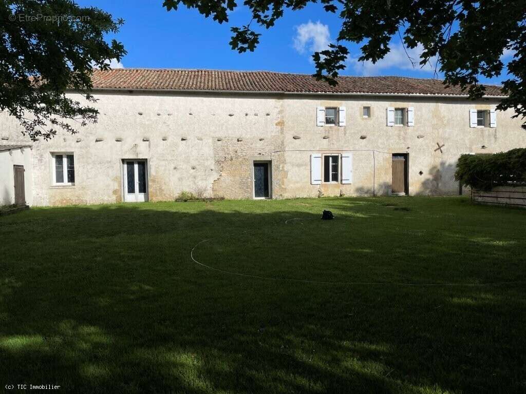 Maison à CHEF-BOUTONNE