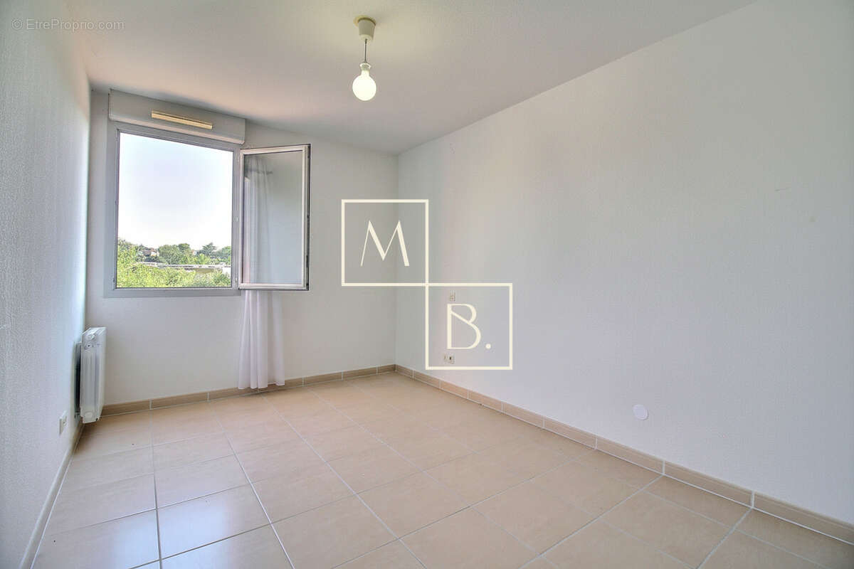 À vendre, Croix d'Argent, T4 de 101,46 m2 loi carrez avec 3 chambres, terrasse, loggia, garage et parking - photo 16