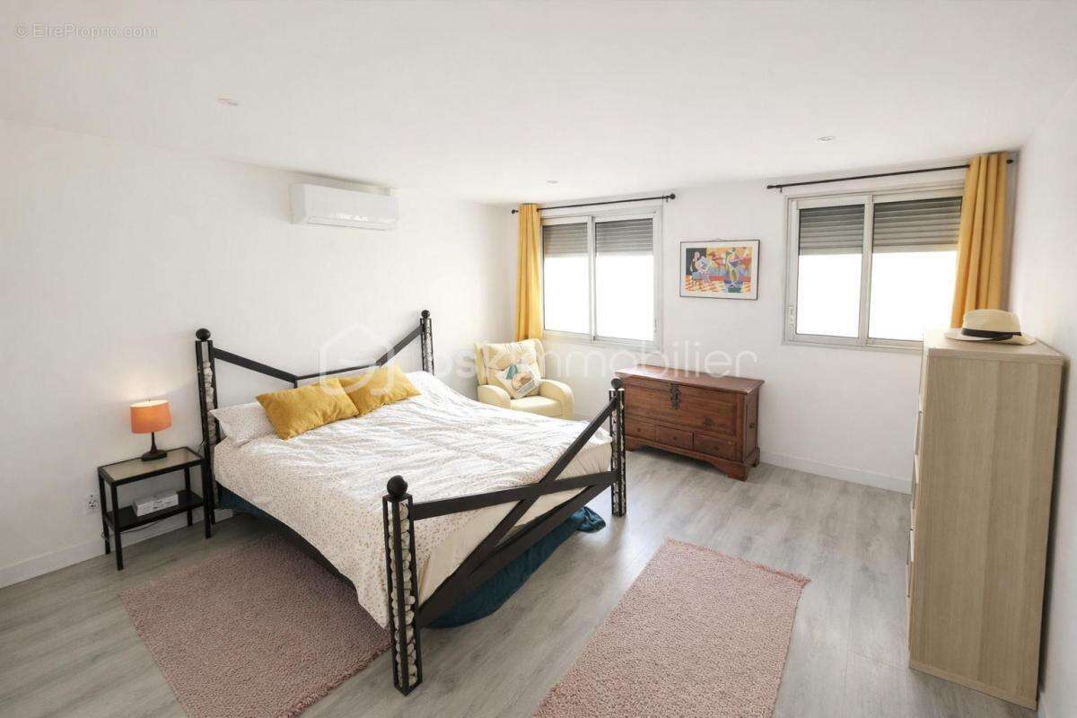 NÎMES – Proche  du Palais des Congrès de Nîmes – Appartement 4 pièces de 93 m² avec balcon , parking et caves - photo 4