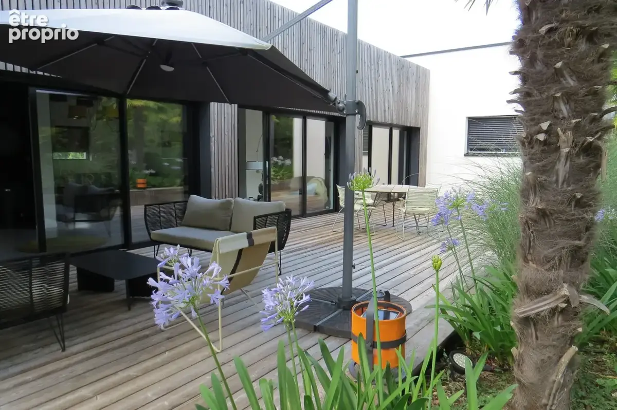 Maison contemporaine  annéà 2011 A decouvrir à saint cyr sur loire avec piscine .pergola .et un jardin magnifique  .grand  garag - photo 5