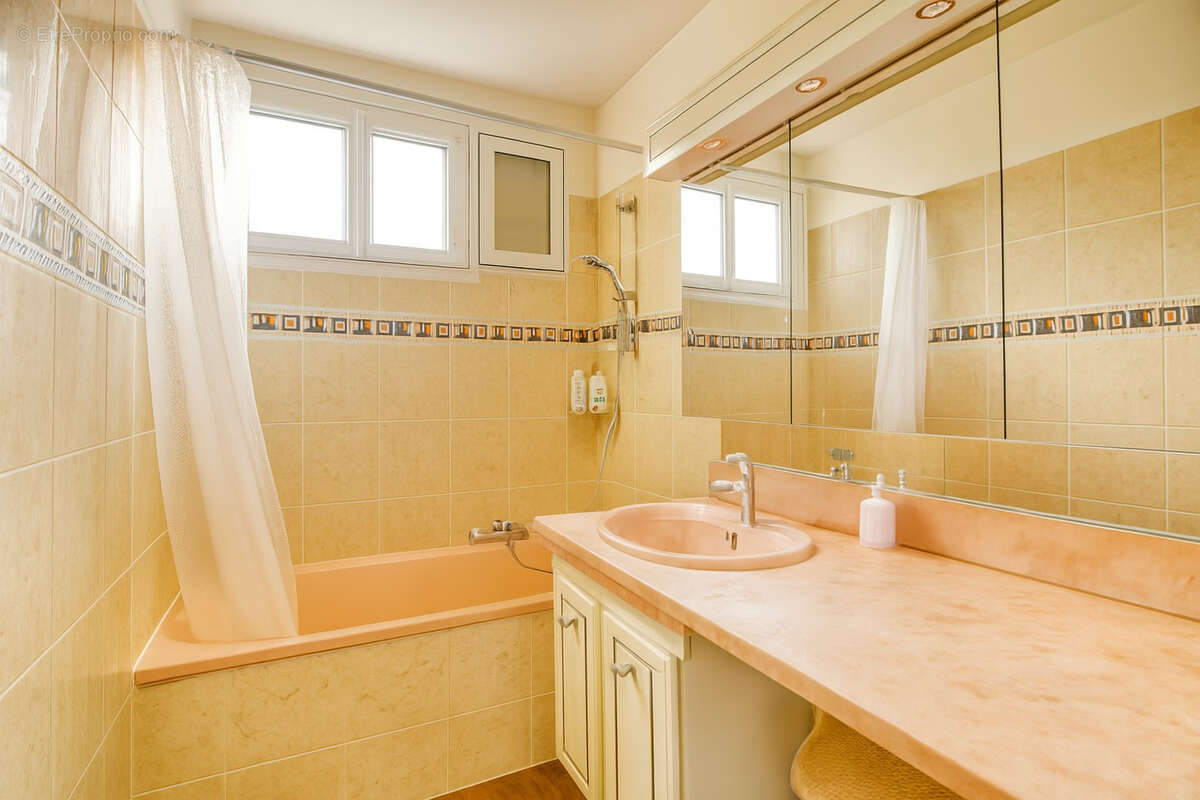 Appartement à LE PLESSIS-ROBINSON