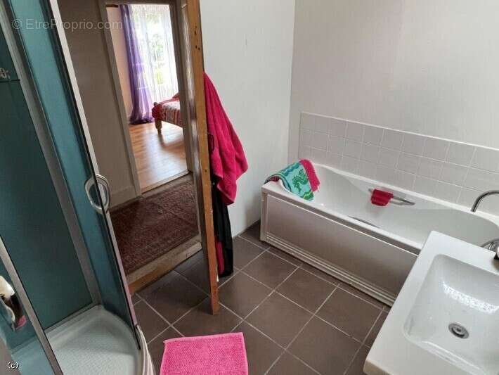 Jolie Maison de 3 Chambres avec Une Cour - photo 16