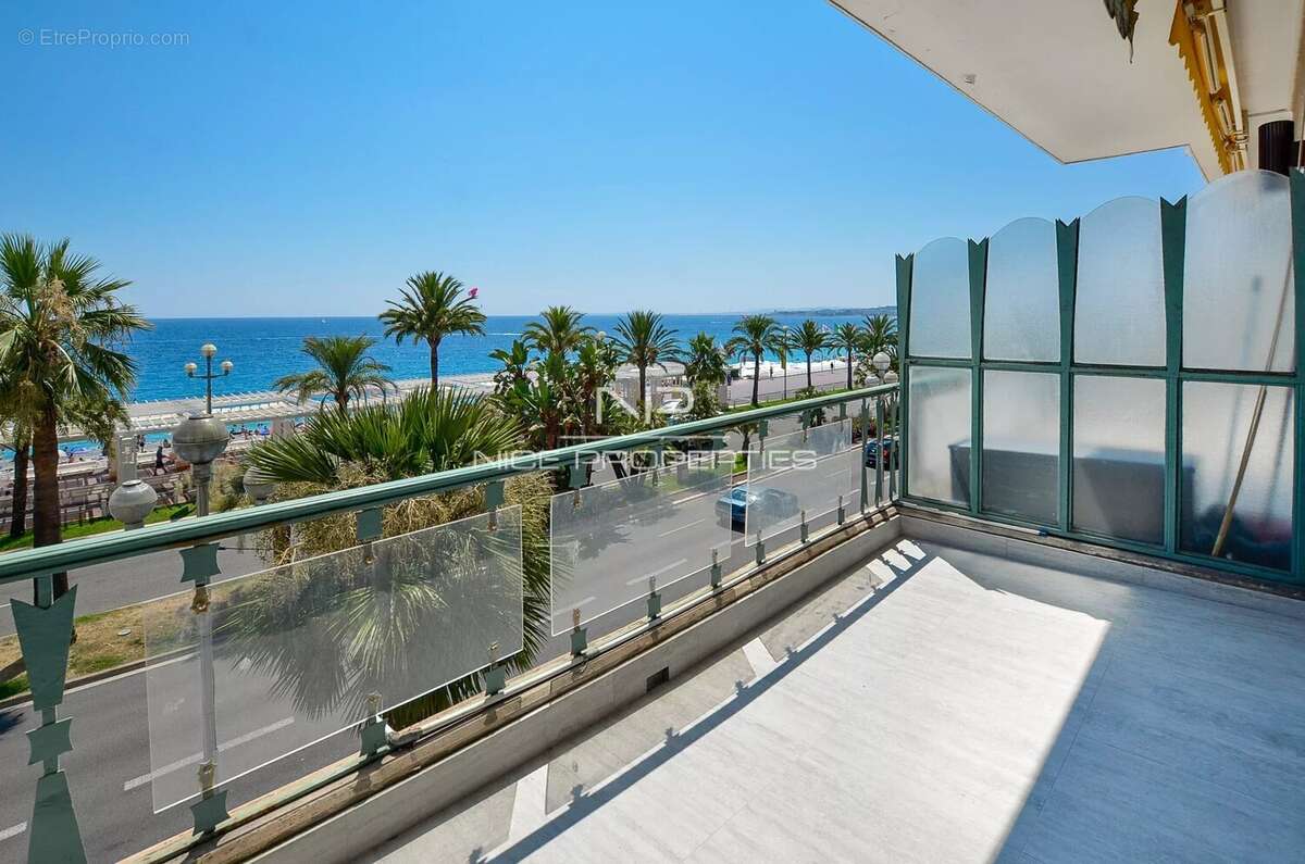 Promenade des Anglais, dans immeuble de luxe, splendide 3 pièces rénové avec terrasse et vue mer - photo 4