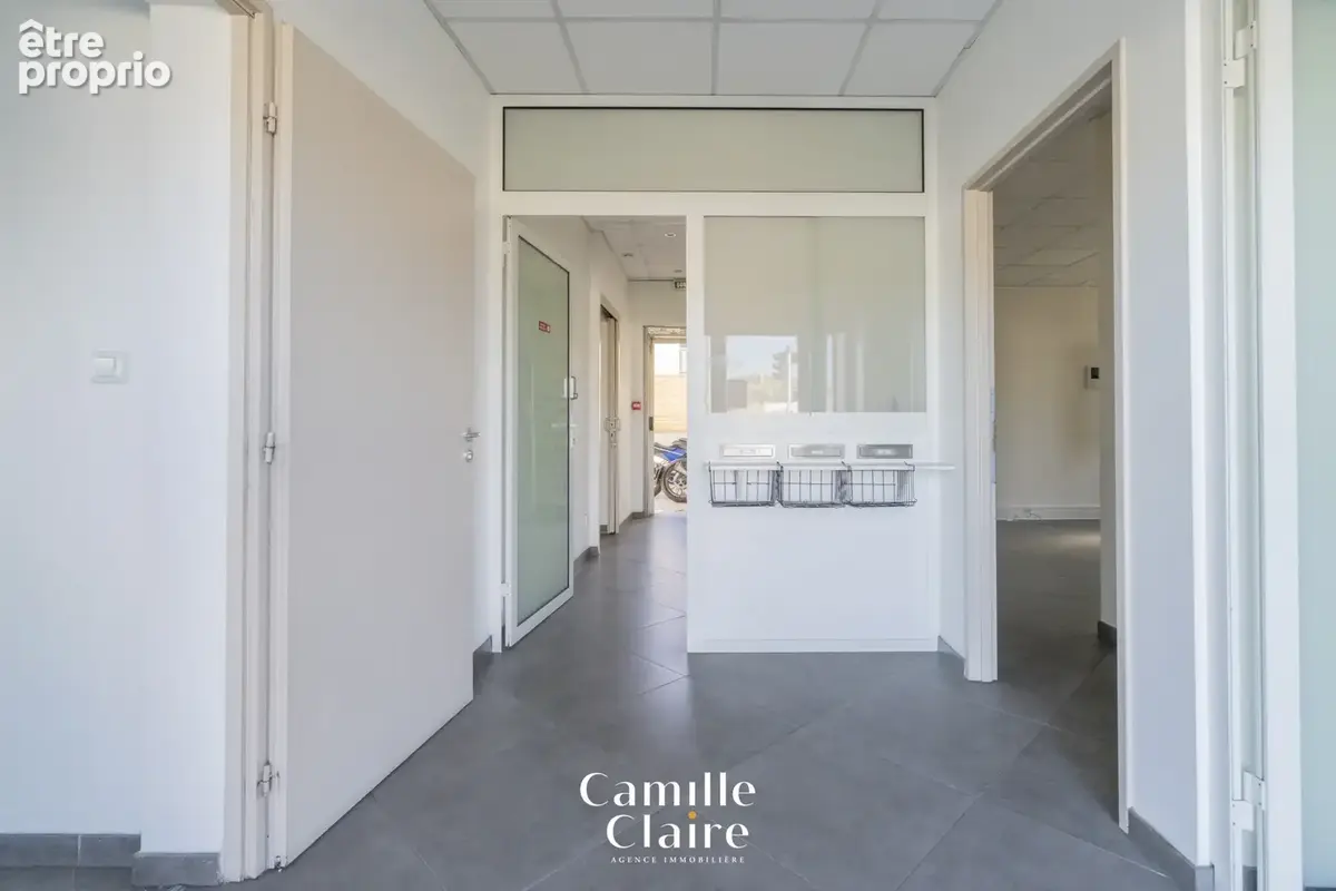 Local professionnel 142m2 + 3 stationnements + cour privative - photo 9