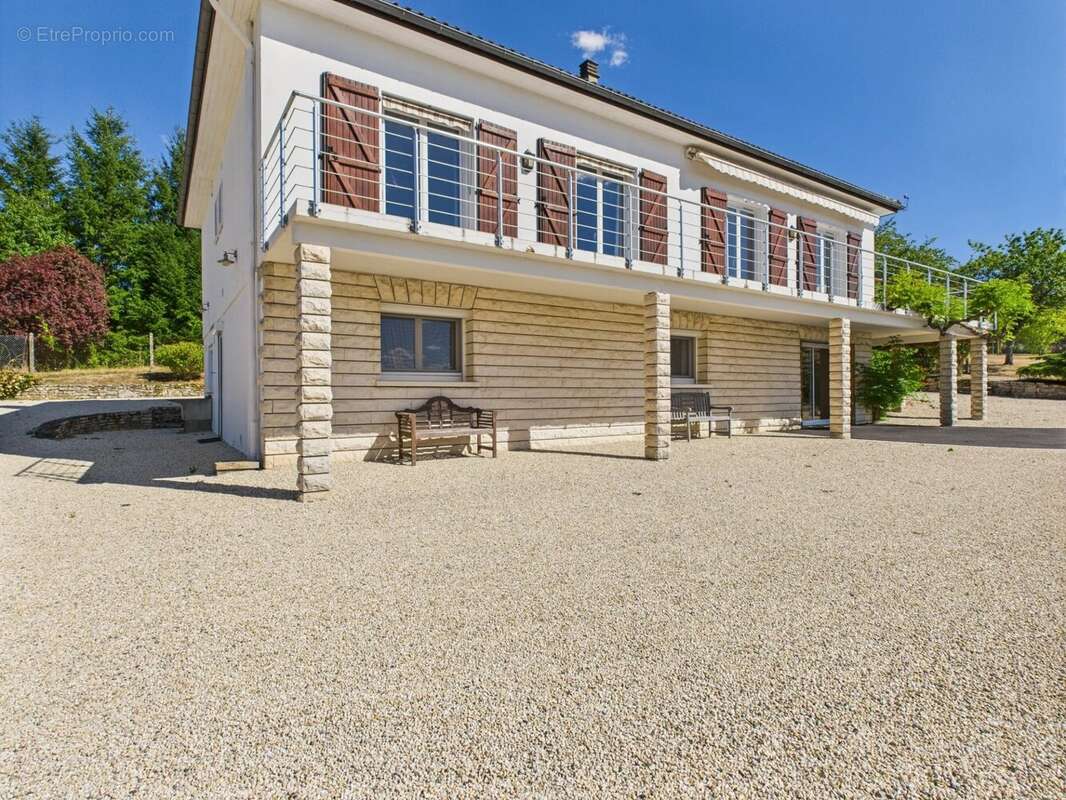 Propriété de luxe de quatre chambres avec grand jardin et piscine, à quelques pas de la ville - photo 39