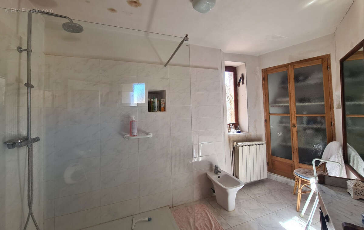 salle de douche - Maison à GABIAN