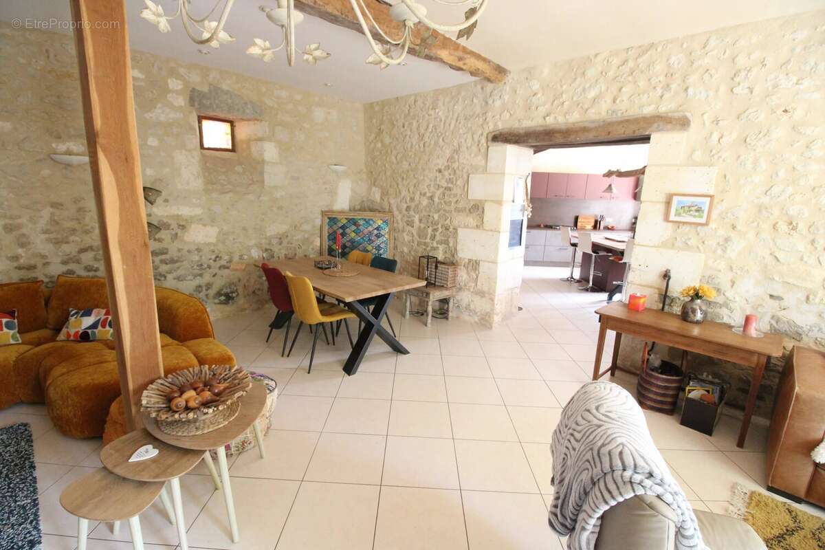 Ancien moulin rénové comprenant quatre chambres, un grand jardin, une piscine et une grange - photo 4