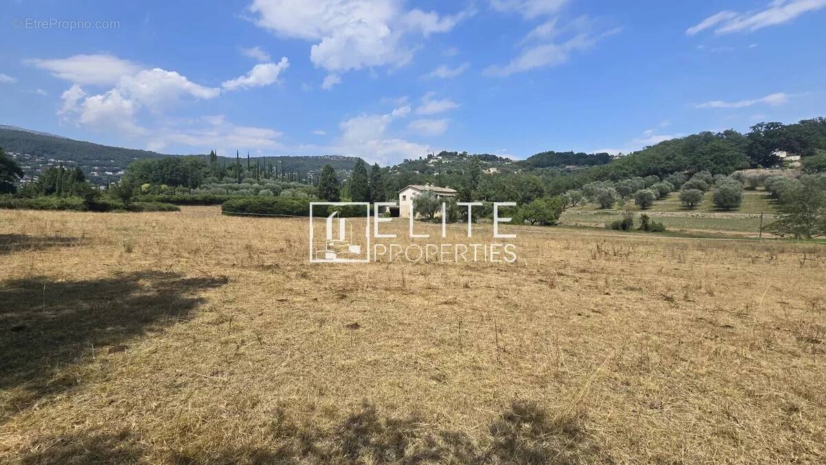 Terrain à CHATEAUNEUF-GRASSE
