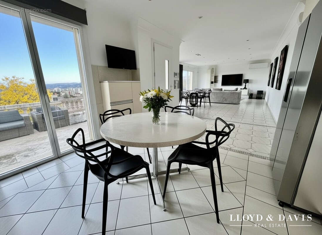 Cuisine ouverte, accès terrasse - Maison à BOURG-LES-VALENCE