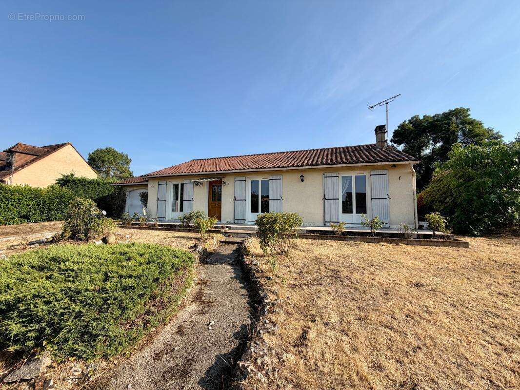 Maison de plain-pied à rénover avec jardin - Manzac-sur-Vern - photo 2