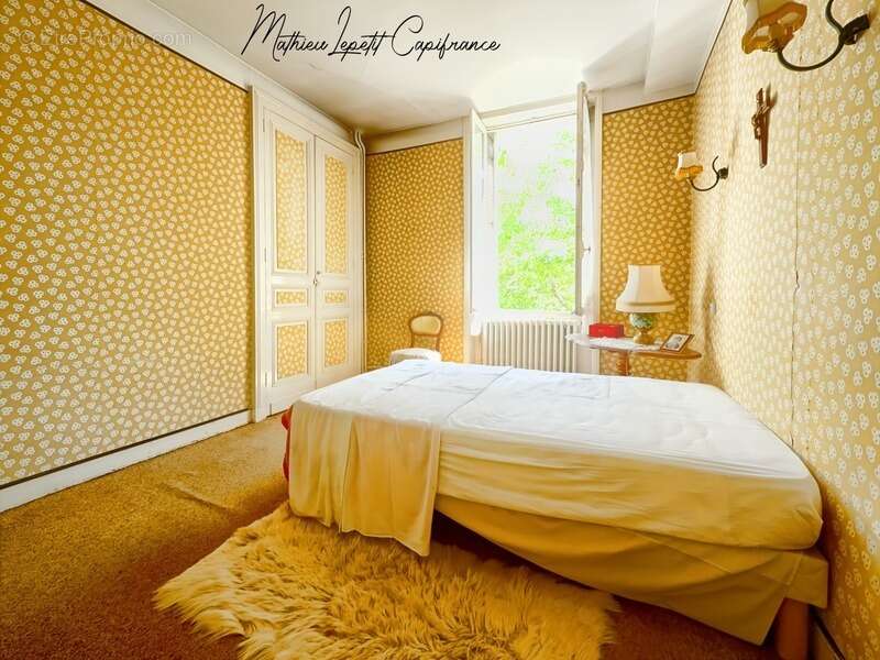 Maison à SAINT-PIERRE-DE-CHIGNAC