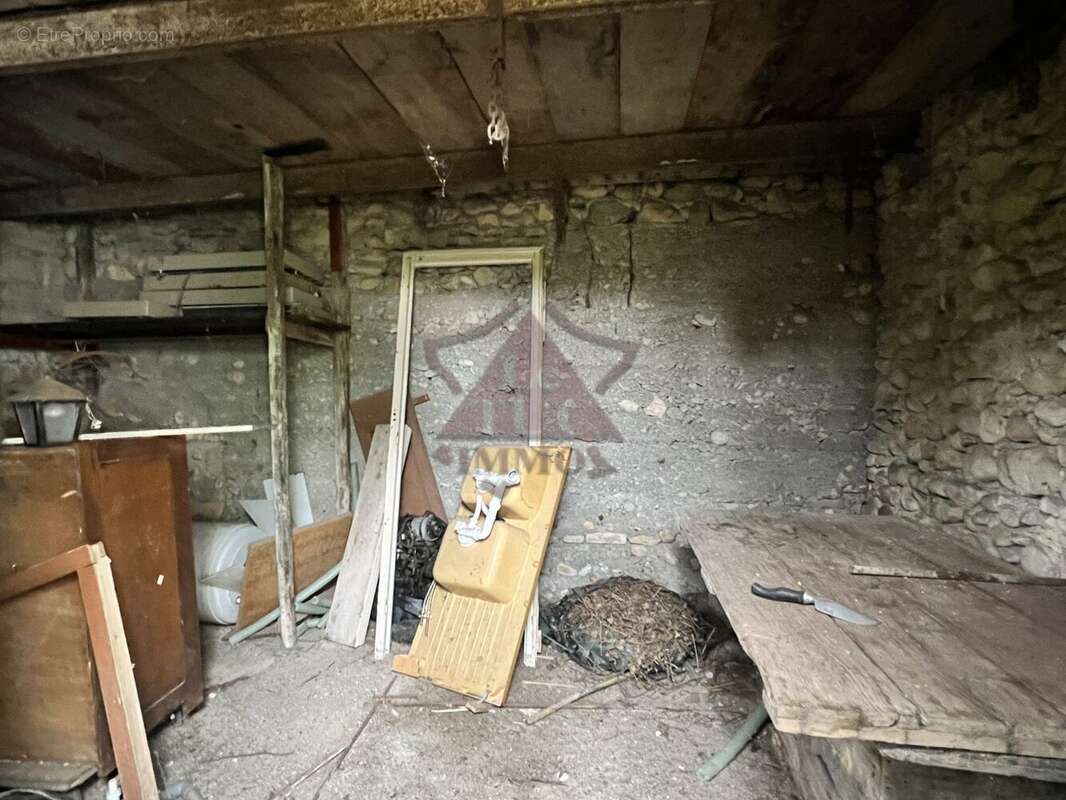 Maison a renover sur un grand terrain - photo 6