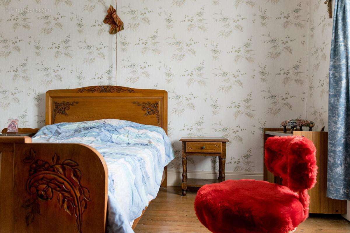 Maison à rénover avec grands volumes secteur Saulnot et belles dépendances - photo 3