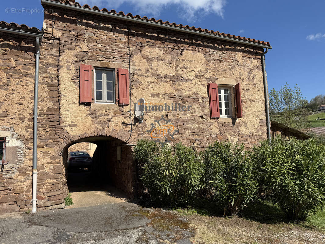 Maison à SAINT-VICTOR-ET-MELVIEU